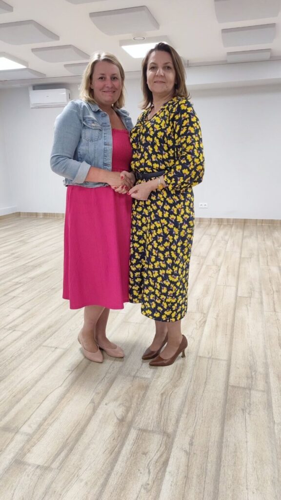 Kochani Czytelnicy! Jak zapewne dobrze wiecie, w ostatnim czasie zaszło u nas sporo zmian. W zeszły poniedziałek (20 maja) Wójt Gminy Czosnów – Anna Maliszewska - powołała na stanowisko Dyrektora Gminnej Biblioteki Publicznej w Czosnowie Ewę Wójcik.Ewa pracuje w Bibliotece od 13 lat, dzięki czemu doskonale zna specyfikę tego miejsca i świetnie radzi sobie ze wszystkimi zadaniami i wyzwaniami, jakie przed nią stają. Jest absolwentką UKSW ( kierunek administracja) i SGGW ( kierunek rachunkowość i zamówienia publiczne). Dotychczas piastowała stanowisko głównej księgowej w GBP.Znamy Ewę od lat i jesteśmy przekonane, że doskonale sprawdzi się w nowej roli; jest rzetelna i kompetentna, zawsze zmotywowana i pełna pomysłów, swój entuzjazm potrafi przelać na innych. A przy tym wszystkim jest wspaniałą koleżanką: wyrozumiałą, ciepłą i empatyczną. Zawsze z sercem do Czytelnika Ania Maliszewska pozostawia nam godną następczynię Jeszcze raz gratulujemy Ci Ewuniu!Jesteśmy dumne z naszej nowej Pani Dyrektor! 