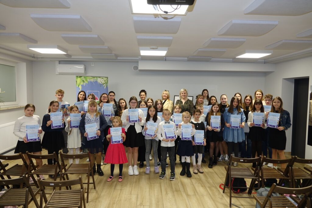 III Powiatowy Etap 48. Konkursu Recytatorskiego „Warszawska Syrenka” właśnie dobiegł końca. Poziom uczestników był bardzo wyrównany, dlatego jury stało przed trudnym zadaniem wyłonienia TYLKO jednego laureata w każdej kategorii. Po długich naradach, w kategorii klas 1-3, zwycięzcą ogłoszono Wojtka Czarneckiego z SP w Małocicach, a wyróżnienia otrzymali: Liwia Dutkiewicz z Niepublicznej Szkoły Creatio w Kaliszkach i Mikołaj Andrzejczak z SP w Małocicach. W kategorii klas 4-6 pierwsze miejsce zajęła Julia Szarzyńska z SP w Małocicach; wyróżnienia otrzymali Lena Andrzejczak z SP w Małocicach i Małgorzata Kłos z SP w Leoncinie. W ostatniej kategorii - klasy 7-8 - zwyciężył Bartosz Rydzewski z SP w Leoncinie, a wyróżnienie otrzymała Jadwiga Wrzosek z ZSP w Kazuniu Nowym. Gratulujemy zwycięzcom i pozostałym uczestnikom, którzy dostali się do etapu powiatowego! Dziękujemy Joannie Warakomskiej, Soni Jachymiak i Jolancie Litwin – Sarzyńskiej za profesjonalizm przy ocenie występów uczestników konkursu. Dziękujemy też wszystkim nauczycielom, którzy poświęcili swój czas na przygotowanie i wsparcie naszych młodych recytatorów w tej fantastycznej przygodzie. Będziemy śledzić dalsze losy naszych laureatów i kibicować im w finale 12 i 13 kwietnia w Warszawie. Powodzenia!